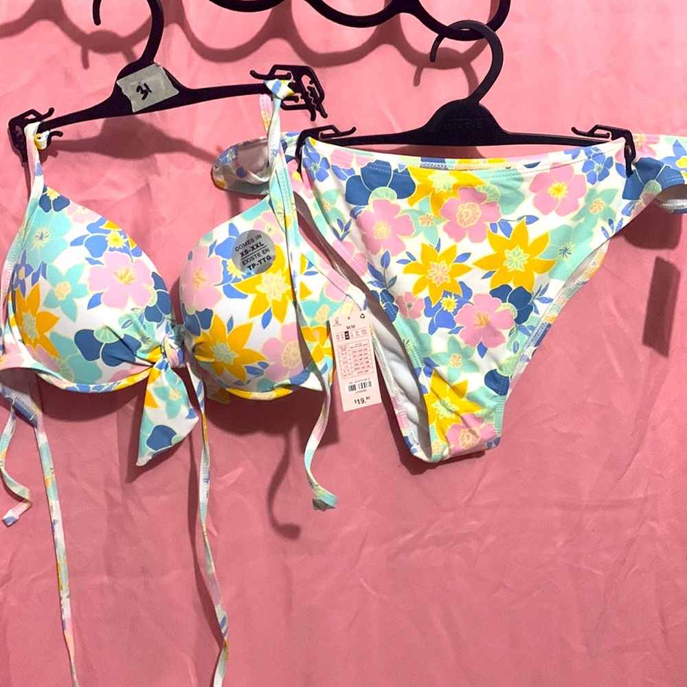 Two piece swimming suit top M size & bottom Large. Adjust on back & shoulder - Picture 3 of 8